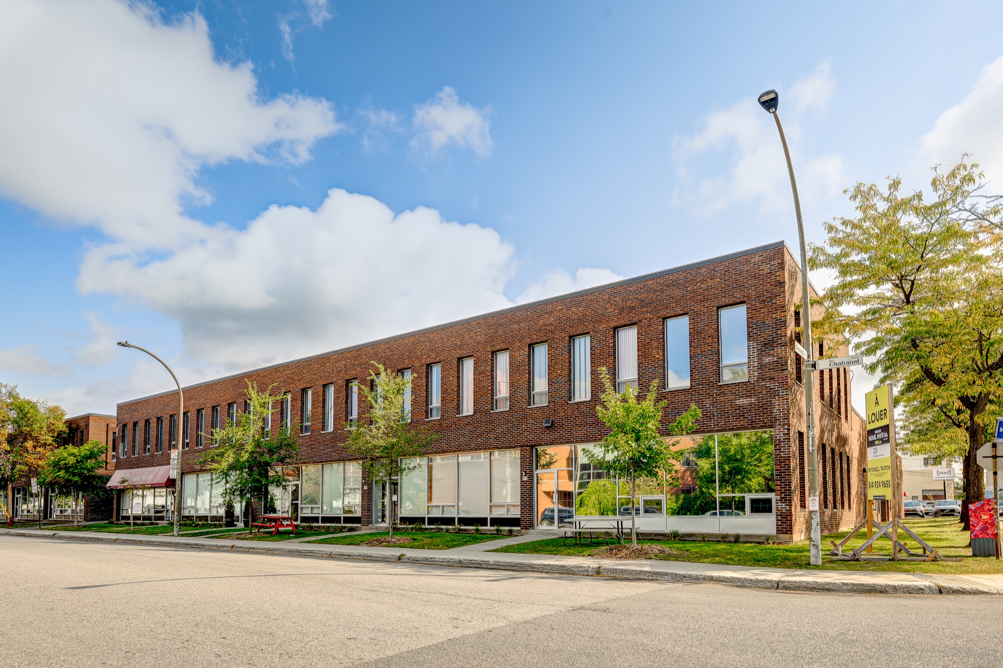 1550-1590, Rue Chabanel Ouest, Montréal